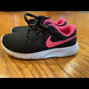 Nike Tanjun Shoes (PS) size 12.5C. 
Good Condition 8/10